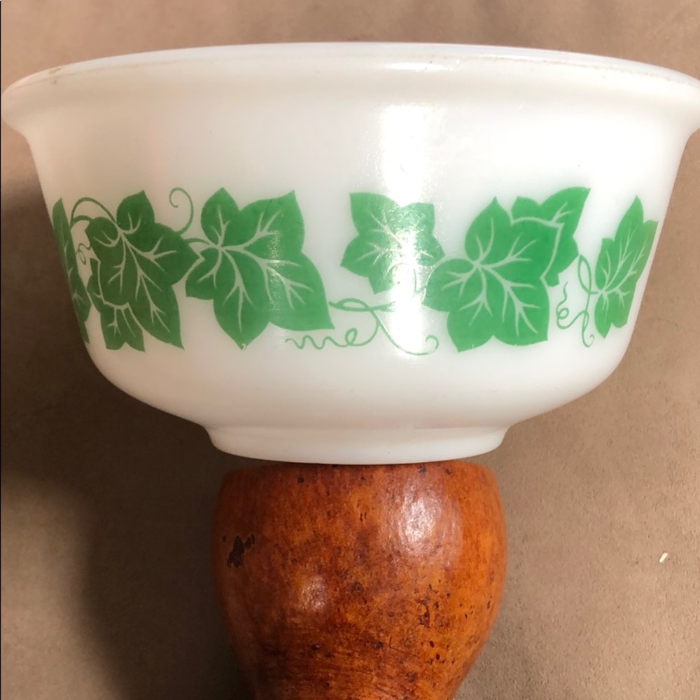 Small vintage mixing bowl with ivy leaves pattern